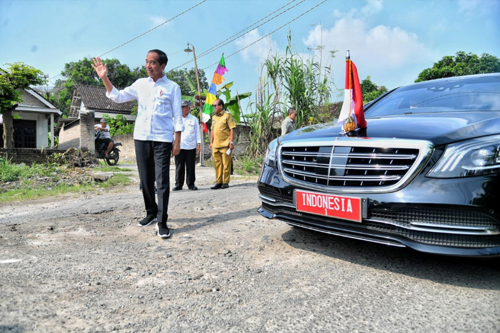 Presiden Jokowi yang duduk semobil dengan Menteri Perdagangan Zulkifli Hasan kemudian turun dan mengecek langsung jalan rusak yang dilewatinya.