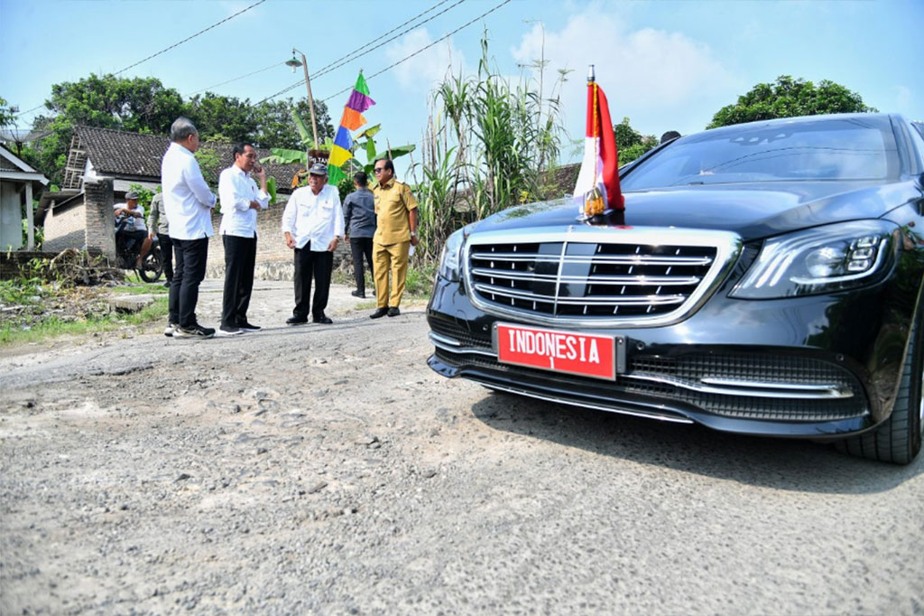 “Oh ngecek jalan tadi. Jalannya kan tadi lubang-lubang, banyak yang rusak sehingga saya tadi langsung perintah ke Pak Menteri PU,” ujarnya.