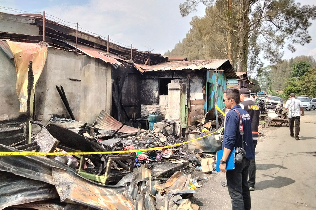 Tersangka B tersebut yang memerintahkan kedua pelaku lainnya membakar rumah korban Rico Sempurna Pasaribu 