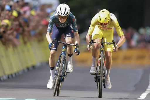 Pembalap sepeda Visma-Lease a Bike, Jonas Vingegaard, menaklukkan pemuncak klasemen Tadej Pogacar dari UAE Team Emirates pada Etape 11 Tour de France 2024 di Le Lioran, Cantal, Kamis, 11 Juli 2024 WIB.