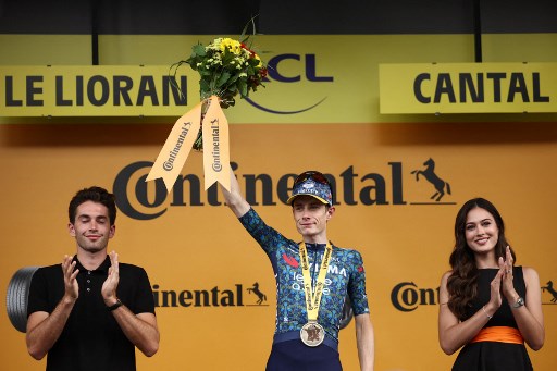 Dalam klasemen keseluruhan jersey kuning, Pogacar mengungguli Evenepoel dengan selisih 1 menit 06 detik, Vingegaard pada posisi ketiga dengan margin 1 menit 14 detik, dan Roglic pada posisi keempat dengan jarak waktu 2 menit 15 detik.