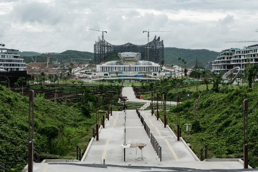 Sedangkan untuk Lapangan Upacara sudah berfungsi 100 persen dan siap digunakan untuk Upacara HUT Kemerdekaan RI di IKN. Lapangan tersebut memiliki kapasitas besar sehingga dapat menampung 8.000 orang.