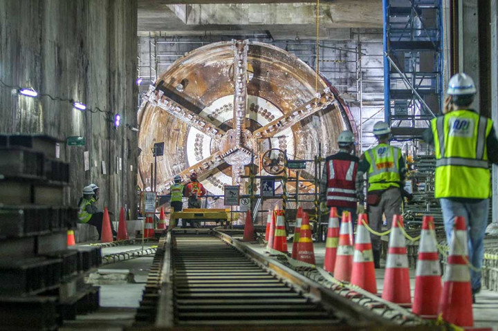 Aktivitas pekerja menggarap proyek MRT fase 2A CP 203 di Glodok, Jakarta, Kamis, 11 Juli 2024. Proyek pembangunan MRT Fase 2A Bundaran Hotel Indonesia (HI) ke Kota dengan panjang 5,6 kilometer telah mencapai 37,55 persen, dengan paket pengerjaan tertinggi pada paket kontrak CP 201 di angka 78,5 persen.  