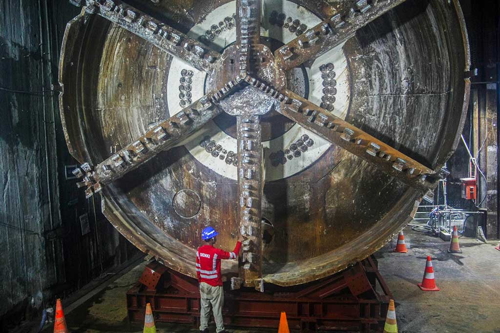 Weni mengatakan bahwa pekerjaan terbaru yang telah diselesaikan pada CP 203 yaitu penggalian terowongan antara Stasiun Glodok ke Stasiun Kota dengan panjang 244,5 meter di kedalaman 23,75 meter. Menurut dia, pada proyek pembangunan MRT CP 203 kini sudah di angka 57,89 persen dan selanjutnya akan dimulai kembali pengeboran terowongan dari arah sebaliknya.