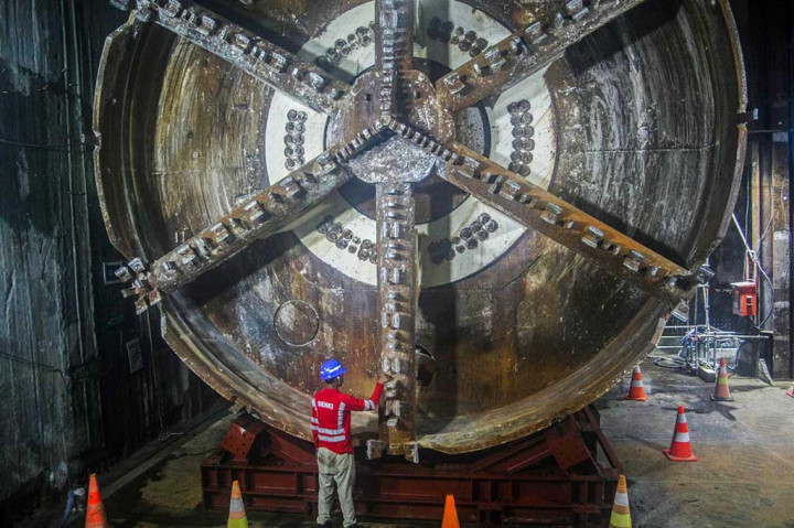 Weni mengatakan bahwa pekerjaan terbaru yang telah diselesaikan pada CP 203 yaitu penggalian terowongan antara Stasiun Glodok ke Stasiun Kota dengan panjang 244,5 meter di kedalaman 23,75 meter. Menurut dia, pada proyek pembangunan MRT CP 203 kini sudah di angka 57,89 persen dan selanjutnya akan dimulai kembali pengeboran terowongan dari arah sebaliknya.