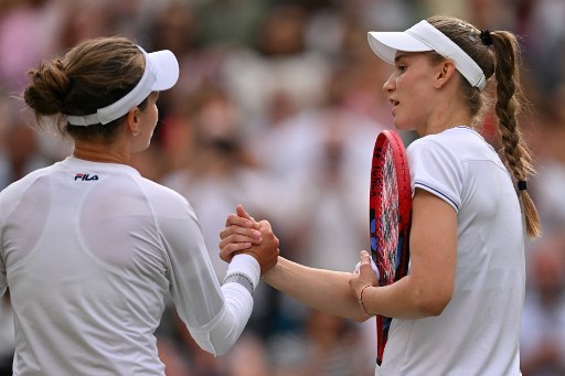 Krejcikova yang berusaha keras meraih kemenangan melawan unggulan keempat Rybakina menuntaskan pertandingan dalam waktu dua jam tujuh menit di Centre Court.