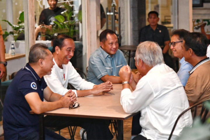 Di sela kunjungan kerjanya di Provinsi Lampung, Presiden Joko Widodo menikmati malam dengan mengunjungi sebuah kafe di Kabupaten Lampung Tengah pada Kamis malam, 11 Juli 2024. 