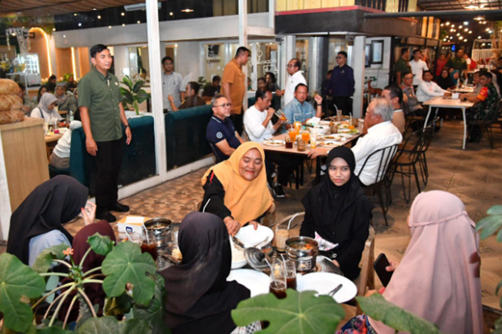 Kedatangan Presiden di kafe sekitar pukul 20.15 WIB, disambut hangat oleh warga yang sudah menunggu. Berbagai ekspresi kegembiraan terlihat dari wajah mereka yang berkesempatan berinteraksi langsung dengan Kepala Negara. Setelah memesan makanan, Jokowi tidak segan memberikan kesempatan kepada warga untuk berfoto bersama.