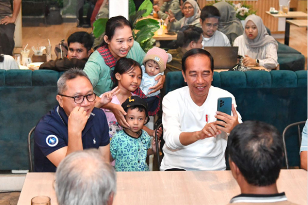 Julizar dan Eni, pasangan suami istri asal Lampung Tengah, mengungkapkan rasa senang mereka dapat bertemu Presiden. Mereka tak lupa mengajak kedua anaknya untuk berfoto bersama Kepala Negara.