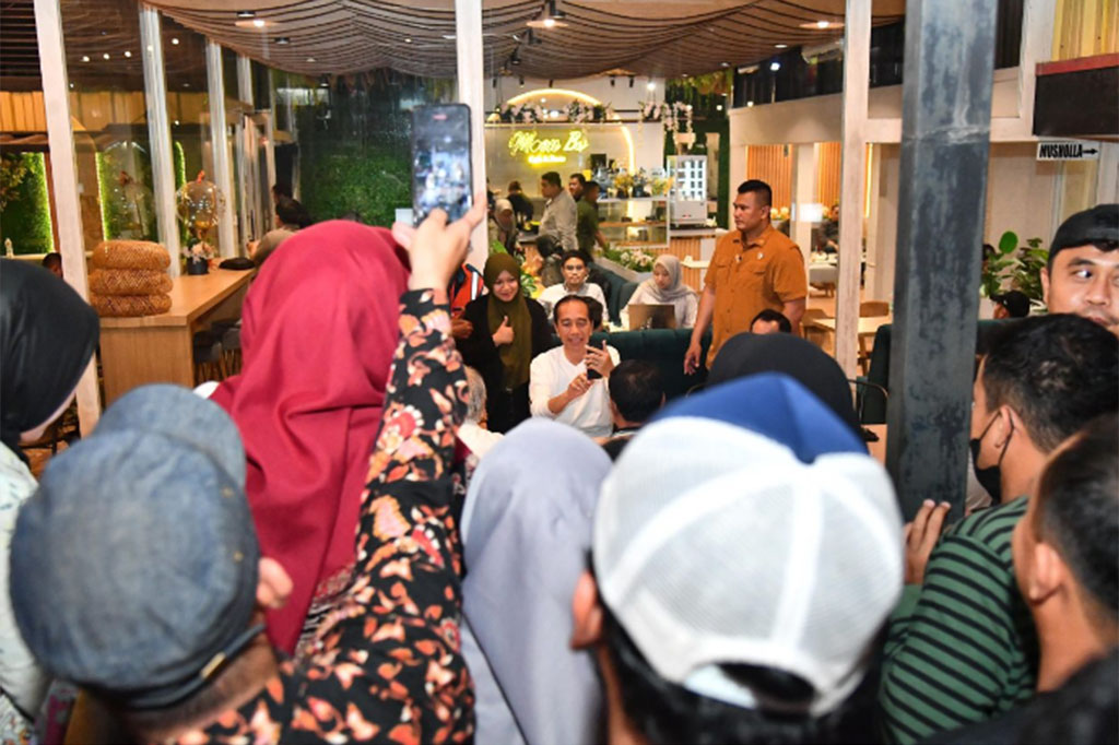 Mardiah, rekan Erisne, juga menyampaikan rasa syukurnya dapat bertemu langsung dengan Presiden, “Bisa salaman sama Pak Jokowi, alhamdulillah.” 