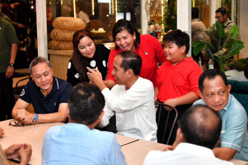 Sementara itu, Zalfa, Zalikha, dan Zielsha, tiga bersaudara yang juga berhasil mendapatkan foto, turut menyampaikan kegembiraan mereka. Mereka mengaku tidak menyangka bisa berjumpa Presiden Jokowi di sebuah kafe.