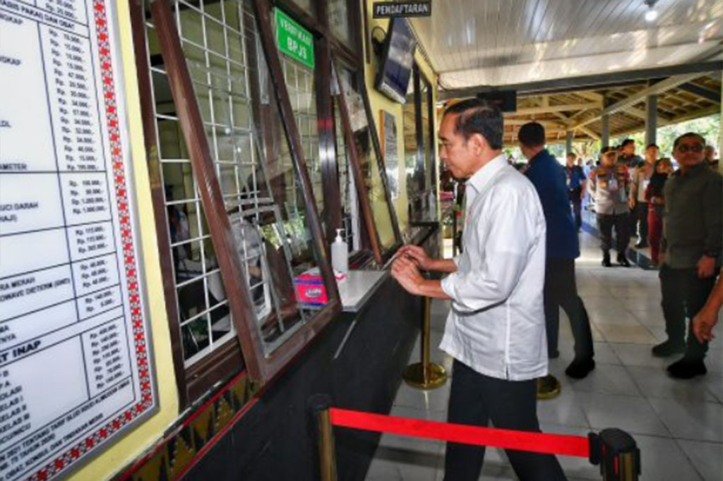Presiden Joko Widodo melakukan kunjungan ke Rumah Sakit Umum Daerah (RSUD) Alimuddin Umar di Kabupaten Lampung Barat, Provinsi Lampung pada Jumat, 12 Juli 2024, untuk meninjau fasilitas dan pelayanan kesehatan di rumah sakit tersebut.