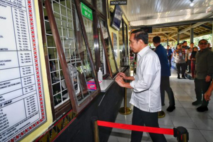 Presiden Joko Widodo melakukan kunjungan ke Rumah Sakit Umum Daerah (RSUD) Alimuddin Umar di Kabupaten Lampung Barat, Provinsi Lampung pada Jumat, 12 Juli 2024, untuk meninjau fasilitas dan pelayanan kesehatan di rumah sakit tersebut.