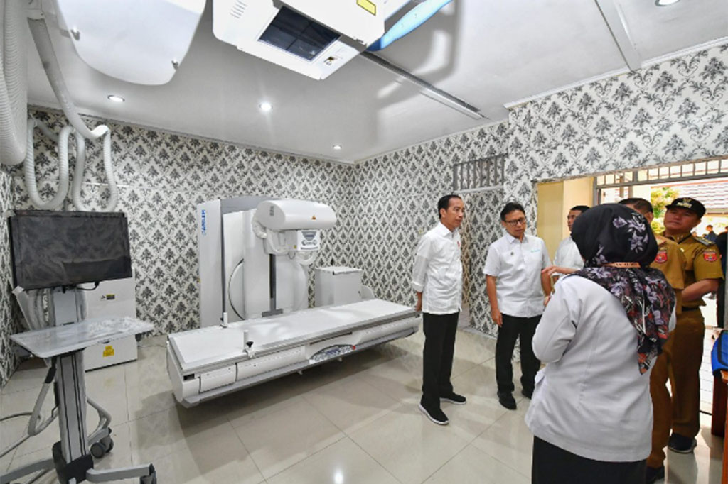 Jokowi menekankan pentingnya penyediaan fasilitas medis canggih seperti CT scan di rumah sakit daerah. Presiden mendorong agar pemerintah daerah bisa turut menyediakan ruangan bagi alat kesehatan tersebut.