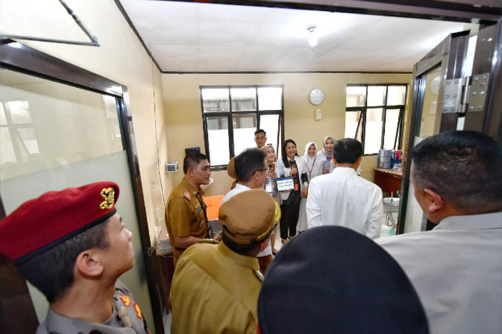 “Yang paling penting semua rumah sakit yang saya kunjungi siapkan dulu ruangannya. Ruangan harus siap, pemda harus menyiapkan itu untuk CT scan, untuk cath lab, untuk mammogram, untuk x-ray yang modern, siapkan dulu. Alatnya akan dikirim dari Kementerian Kesehatan tahun ini sebagian, tahun depan sebagian,” ungkap Presiden.