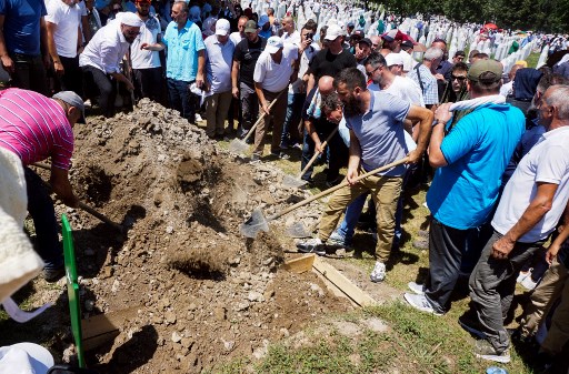 Setiap 11 Juli, korban yang baru diidentifikasi dari genosida terburuk di Eropa sejak Perang Dunia II, dimakamkan di pemakaman di Potocari
