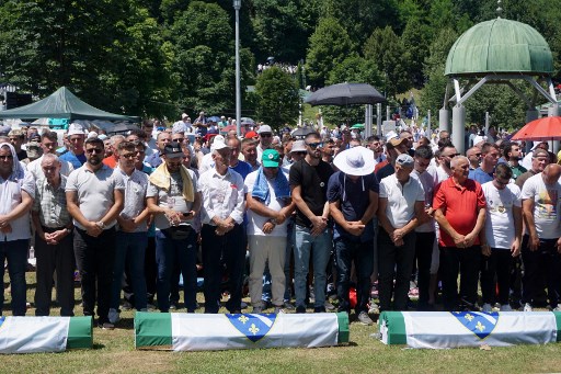 Kerabat korban dan ribuan pengunjung dari seluruh dunia menghadiri upacara pemakaman dan penguburan di Desa Potocari di Bosnia timur, Kamis, 11 Juli 2024, untuk memberikan penghormatan terakhir kepada jenazah korban dalam peti mati hijau.