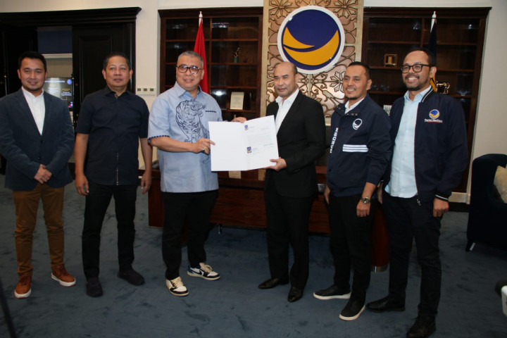 “Hari ini saya di Bappilu untuk menerima rekomendasi yang memang sedang ditunggu-tunggu banyak orang. Tetapi, Memang saya terus berkomunikasi dengan Bappilu, DPP, memang saya jarang di sini karena saya di Sulteng bersosialisasi di lapangan,” ujar Ahmad Ali.