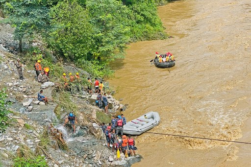 Sedikitnya 65 orang dilaporkan hilang di Nepal, setelah tanah longsor menghantam dua bus penumpang yang tengah melintas pada Jumat, 12 Juli 2024.