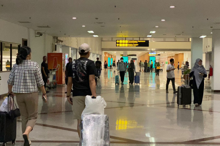 Jika dibandingkan dengan periode yang sama di tahun 2023, angka itu mengalami kenaikan lima persen. Pada semester 1 tahun 2023 lalu, jumlah penumpang di Bandara Juanda 6.513.786 orang.