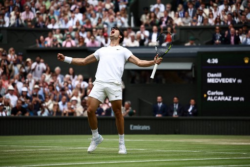 Carlos Alcaraz hanya membutuhkan satu kemenangan lagi untuk meraih gelar berturut-turut di turnamen Wimbledon, setelah mengalahkan Daniil Medvedev 6-7(1), 6-3, 6-4, 6-4 di semifinal, Jumat, 12 Juli 2024.