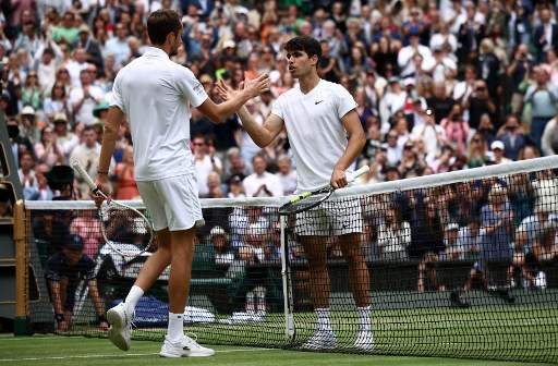 Alcaraz, yang juga mengalahkan Medvedev di semifinal Wimbledon tahun lalu, memiliki catatan 3-0 di final Grand Slam setelah kemenangannya di US Open 2022, Wimbledon 2023, dan Roland Garros 2024, menjadikannya petenis termuda yang memenangi turnamen major di ketiga permukaan.