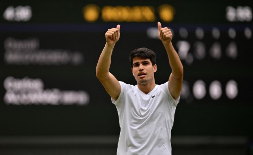 Di partai puncak, Alcaraz akan menghadapi pemenang antara Novak Djokovic atau Lorenzo Musetti yang berlaga di semifinal lainnya.