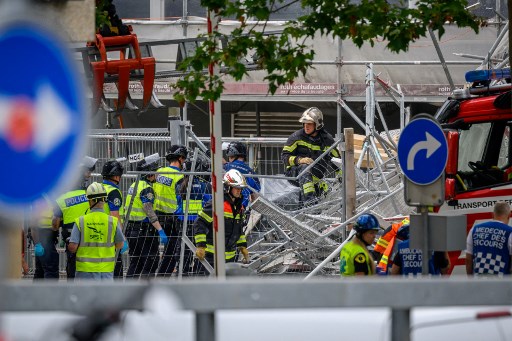 Seluruh struktur perancah di salah satu sisi menara setinggi 60 meter (200 kaki) itu roboh, menyebabkan pekerja konstruksi terjatuh ke tanah.