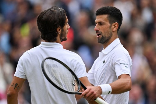 Hanya lima pekan setelah menjalani operasi lutut, juara tujuh kali Wimbledon Djokovic mencapai finalnya yang ke-10 di All England Club dengan kemenangan 6-4, 7-6(7/2), 6-4 atas unggulan ke-25 asal Italia itu.