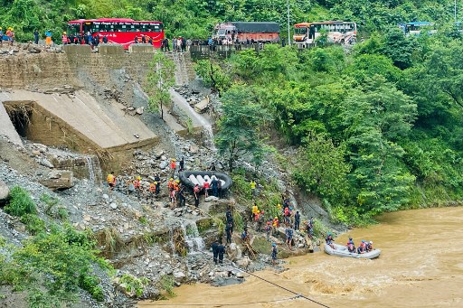 Sedikitnya 65 orang dilaporkan hilang di Nepal, setelah tanah longsor menghantam dua bus penumpang yang tengah melintas pada Jumat, 12 Juli 2024.