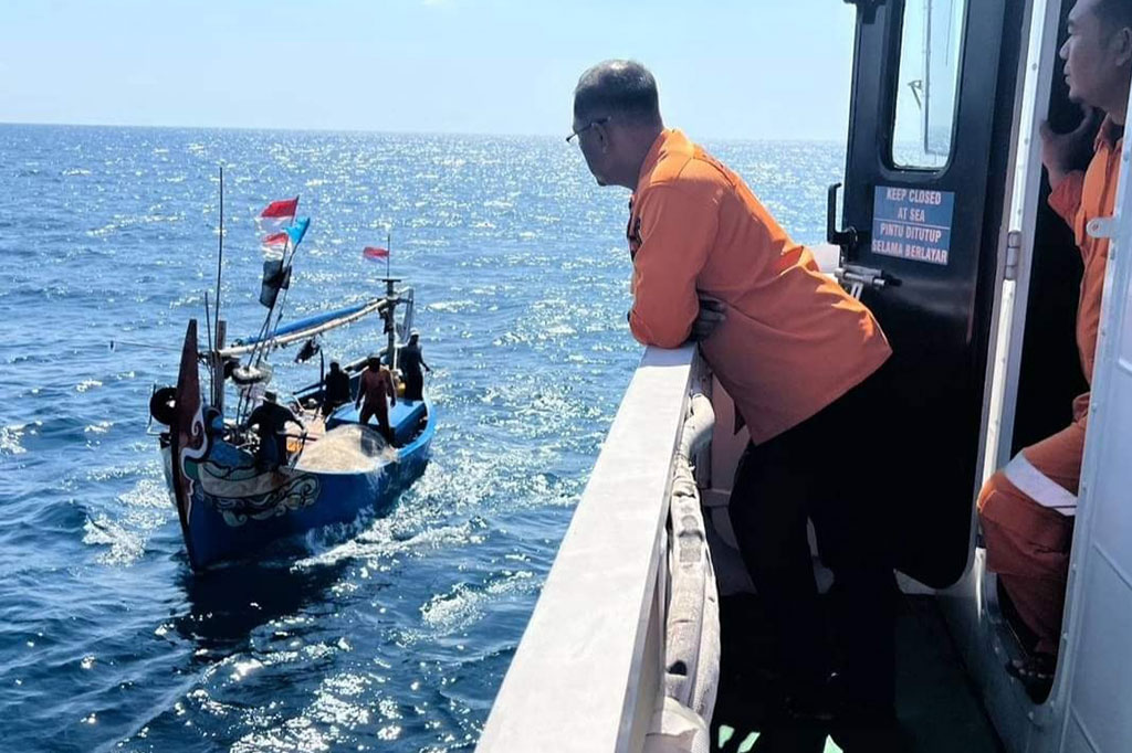 Sebuah kapal nelayan asal Kabupaten Rembang dengan nama lambung KM. Soneta membawa 16 anak buah kapal (ABK) tenggelam di Perairan Karimunjawa, Kabupaten Jepara, sembilan orang selamat dan tujuh ABK masih dalam pencarian.
