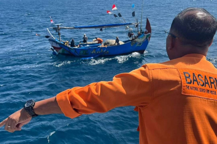 TIM SAR gabungan dibantu nelayan setempat masih melakukan pencarian terhadap tujuh ABK KM Soneta yang tenggelam di perairan bagian utara Kepulauan Karimunjawa, Kabupaten Jepara, Jawa Tengah, Sabtu, 13 Juli 2024.