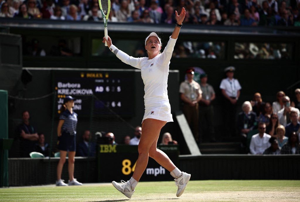 Petenis Ceko Barbora Krejcikova, Sabtu, 13 Juli 2024, mengalahkan petenis Italia Jasmine Paolini untuk meraih gelar Wimbledon, sekaligus menjadi gelar keduanya di ajang Grand Slam nomor tunggal putri.