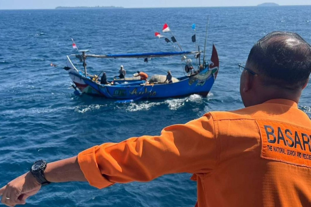 Penyebab tenggelamnya kapal nelayan asal Kabupaten Rembang KM Soneta yang mengangkut 16 anak buah kapal (ABK) di Perairan Karimunjawa, Kabupaten Jepara, Jawa Tengah karena dihantam gelombang setinggi dua meter hingga dipenuhi air laut.