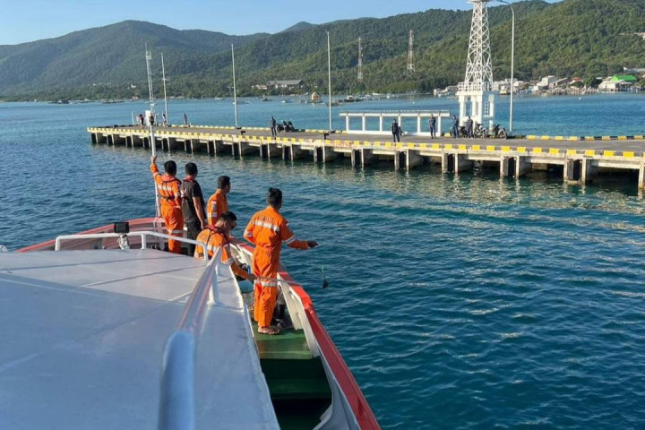 Sembilan ABK dari Rembang selamat dari kecelakaan yakni Nur Nawawi, 31, warga Desa Kalipang Kecamatan Sarang, Sunardi, 47, warga Desa Karanglincak, Kecamatan Kragam, Sarju, 35, warga Desa Karanglincak, Kecamatan Sluke, Kabupaten Rembang, Kolil, 57, warga Desa Maguan, Kecamatan Kaliori, Dirman, 44, warga Desa Sarang, Kecamatan Kragam, Afandi, 27, warga Desa Dadapmulyo, Kecamatan Sarang, Sulaiman, 24, warga Desa Karanglincak, Kecamatan Kragam, Sulaimin, 18, warga Desa Karanglincak, Kecamatan Kragan dan Khamim, 63, warga Desa Karanglincak, Kecamatan Kragan.