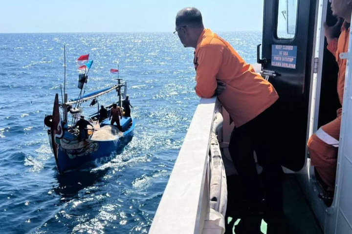 Pemantauan Media Indonesia Sabtu, 13 Juli 2024 hujan tangis keluarga ABK KM Soneta, kapal nelayan asal Kabupaten Rembang tidak terelakan, sembilan ABK turun dari KM Bintang Barokah yang menyelamatkan dan membawa ke Pelabuhan Perikanan Tegal tampak letih disambut keluarga dan langsung dilarikan ke klinik pelayanan kesehatan di pelabuhan tersebut.