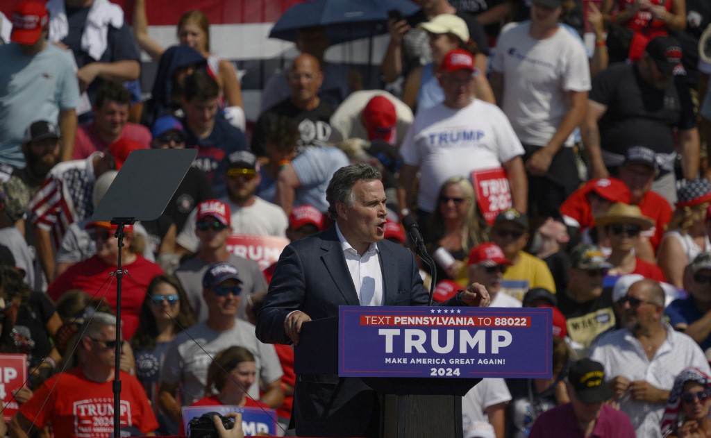 Mantan Presiden Amerika Serikat (AS) Donald Trump terluka dalam penembakan di sebuah acara kampanye di Pennsylvania pada Sabtu, 13 Juli 2024. Berdarah di bagian telinga dan wajah, Trump langsung dilarikan keluar dari lokasi acara.