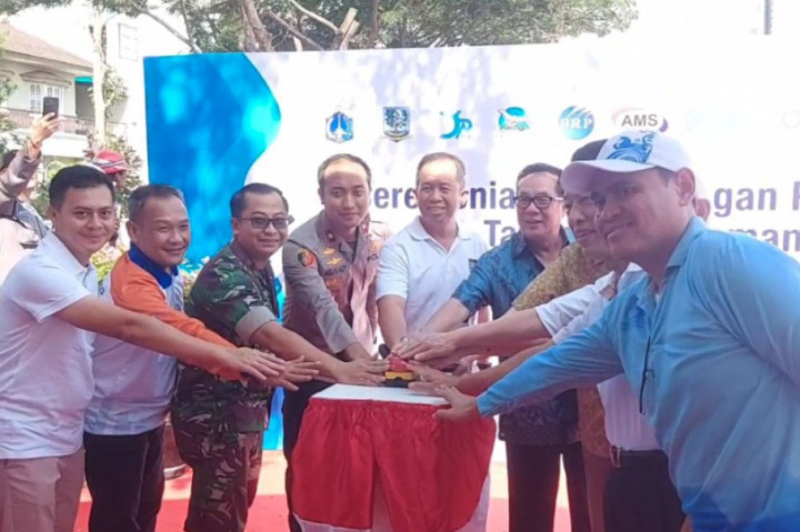 Pemprov DKI Jakarta bekerjasama dengan stakeholder terkait mulai melaksanakan pembangunan infrastruktur tanggul laut pengaman pantai atau NCICD (national capital integrated coastal development) di Pantai Mutiara, Penjaringan, Jakarta Utara.