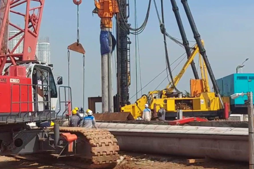 Walikota Jakarta Utara, Ali Maulana Hakim mengatakan pembangunan tanggul ini bukan hanya bermanfaat bagi warga yang tinggal di komplek Pantai Mutiara. Namun juga bagi warga DKI Jakarta khususnya warga pesisir yang sering terkena rob.