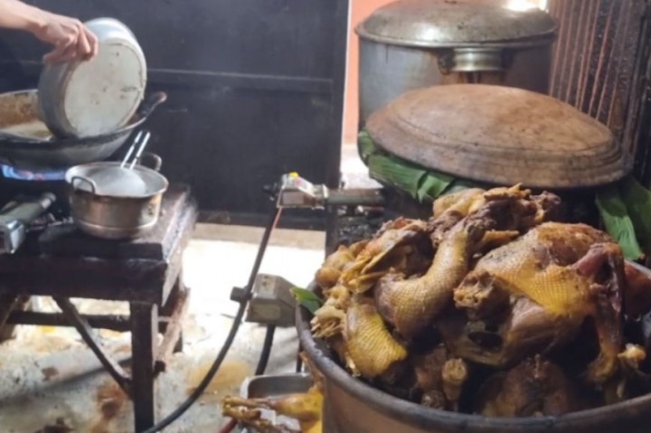 Sajian kuliner entog asap yang satu ini berada di warung makan Pak Gondrong tak pernah sepi oleh pembeli meski berada di pelosok perkampungan gang sempit di Desa Robayan, Kecamatan Kalinyamatan, Kabupaten Jepara, Jawa Tengah atau berjarak sekira 20 kilometer dari pusat Kota Ukir.