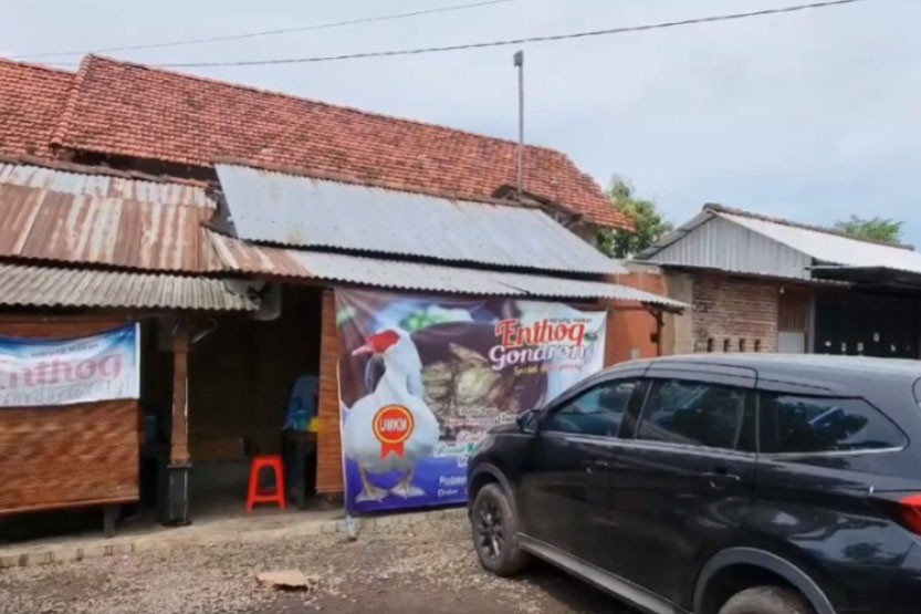 Jalan-jalan mengisi waktu liburan di Kota Jepara, Jawa Tengah belum lengkap jika belum berburu kuliner khas Kota Ukir. Salah satu menu favoritnya adalah kuliner entog asap yang dimasak tradisional dilengkapi sambal mowo. Cita rasa kaya rempah-rempah bisa mengugah selera makan. Seperti apa nikmatnya kuliner entog asap khas jepara, berikut liputanya.