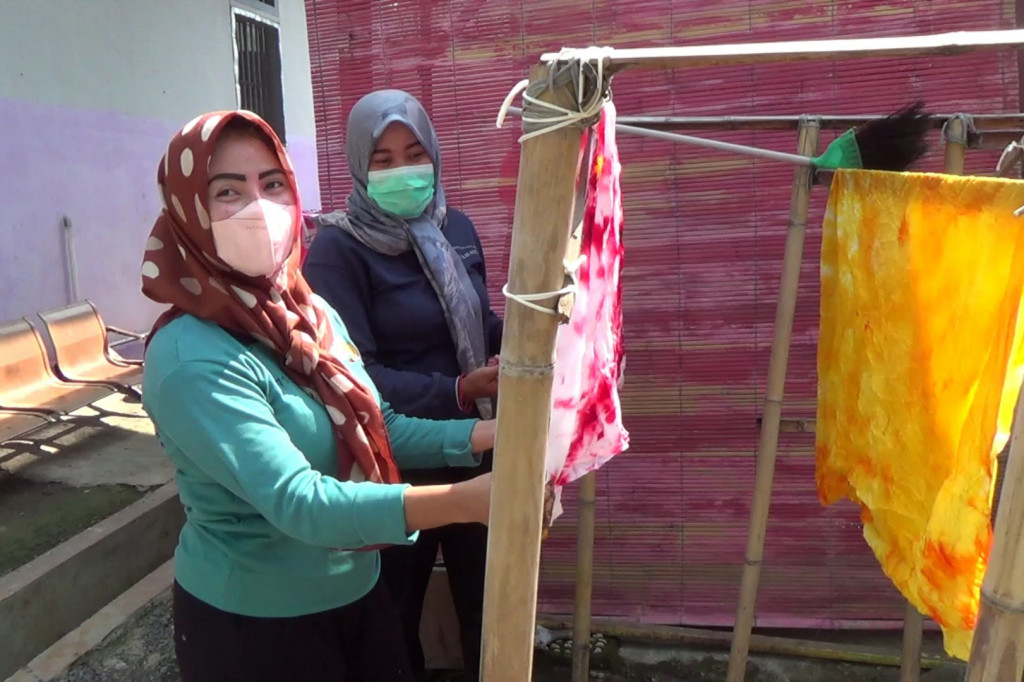 Di dalam rutan perempuan ini, sejumlah penghuni mengikuti berbagai ketrampilan, seperti teknik pewarnaan shibori asal Jepang dan tie dye. Kain yang sudah diwarnai dengan teknik shibori kemudian dijadikan tas, dompet, dan busana. Sementara pewarnaan dengan teknik tie dye, mereka produksi menjadi sandal hotel.