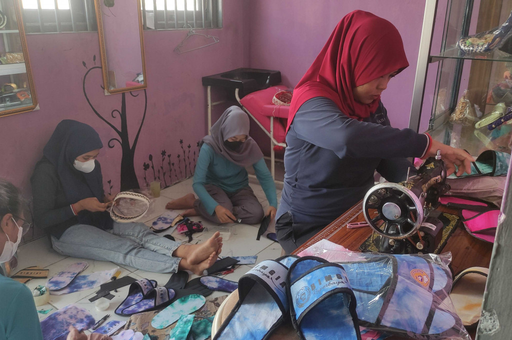 Sejumlah warga binaan di Rumah Tahanan Negara (Rutan) Perempuan Surabaya terbiasa mengisi waktu dengan membuat ketrampilan seperti sandal hotel, tas, dompet, topi, batik shibori dan tie dye. Selain untuk membunuh rasa bosan hidup di balik jeruji besi, ketrampilan ini diharapkan bisa berguna saat mereka bebas nanti.