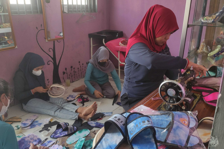 Sejumlah warga binaan di Rumah Tahanan Negara (Rutan) Perempuan Surabaya terbiasa mengisi waktu dengan membuat ketrampilan seperti sandal hotel, tas, dompet, topi, batik shibori dan tie dye. Selain untuk membunuh rasa bosan hidup di balik jeruji besi, ketrampilan ini diharapkan bisa berguna saat mereka bebas nanti.