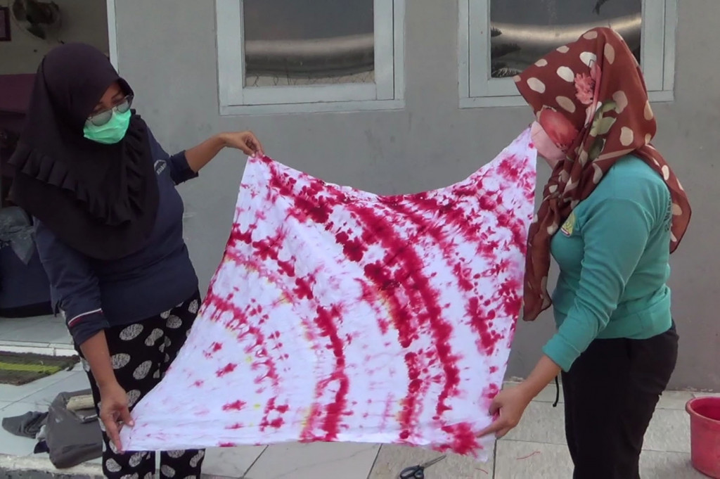 Selain itu masih ada ketrampilan membuat topi, tas rajut, dan sablon. Hingga ketrampilan membuat kue bakery dan perkebunan hidroponik.