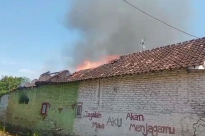 Sebuah rumah warga di Desa Kedungrawan, Kecamatan Krembung Kabupaten Sidoarjo, ludes terbakar, Minggu, 14 Juli 2024. Kebakaran terjadi diduga akibat kompor dan gas bocor.