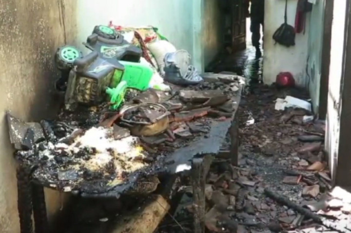 Awalnya hanya terlihat kepulan asap, namun kemudian api cepat membesar. Hembusan angin yang kencang, membuat api cepat merambat ke bagian ruangan lainnya.