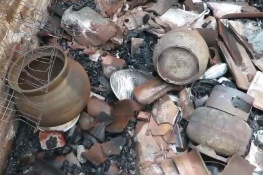 Api baru padam setelah dua unit mobil pemadam kebakaran didatangkan ke lokasi. Namun seisi rumah milik Ahmad Fauzi itu sudah ludes terbakar.