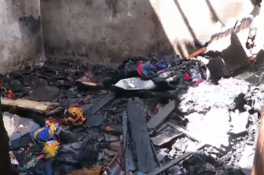 Di lokasi dapur yang terbakar, terlihat dua tabung gas elpiji sudah hangus. Serta satu unit kompor.