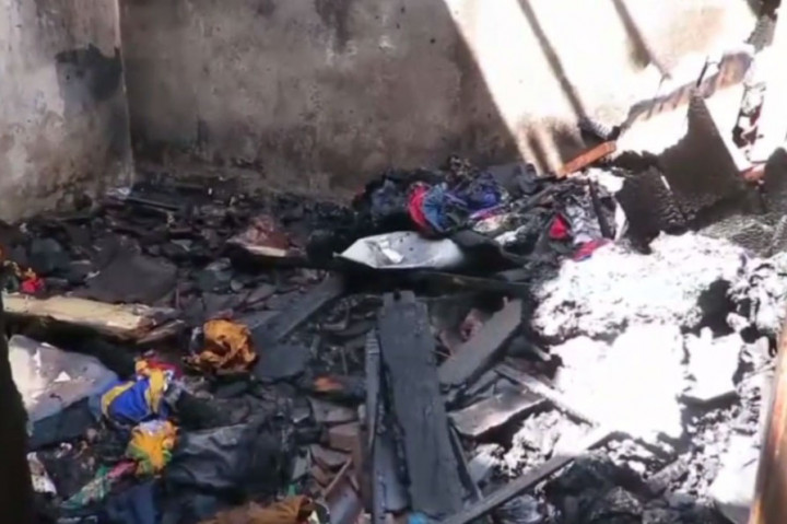 Di lokasi dapur yang terbakar, terlihat dua tabung gas elpiji sudah hangus. Serta satu unit kompor.